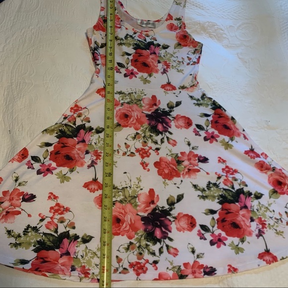 Beautiful Floral Dress - Picture 3 of 7